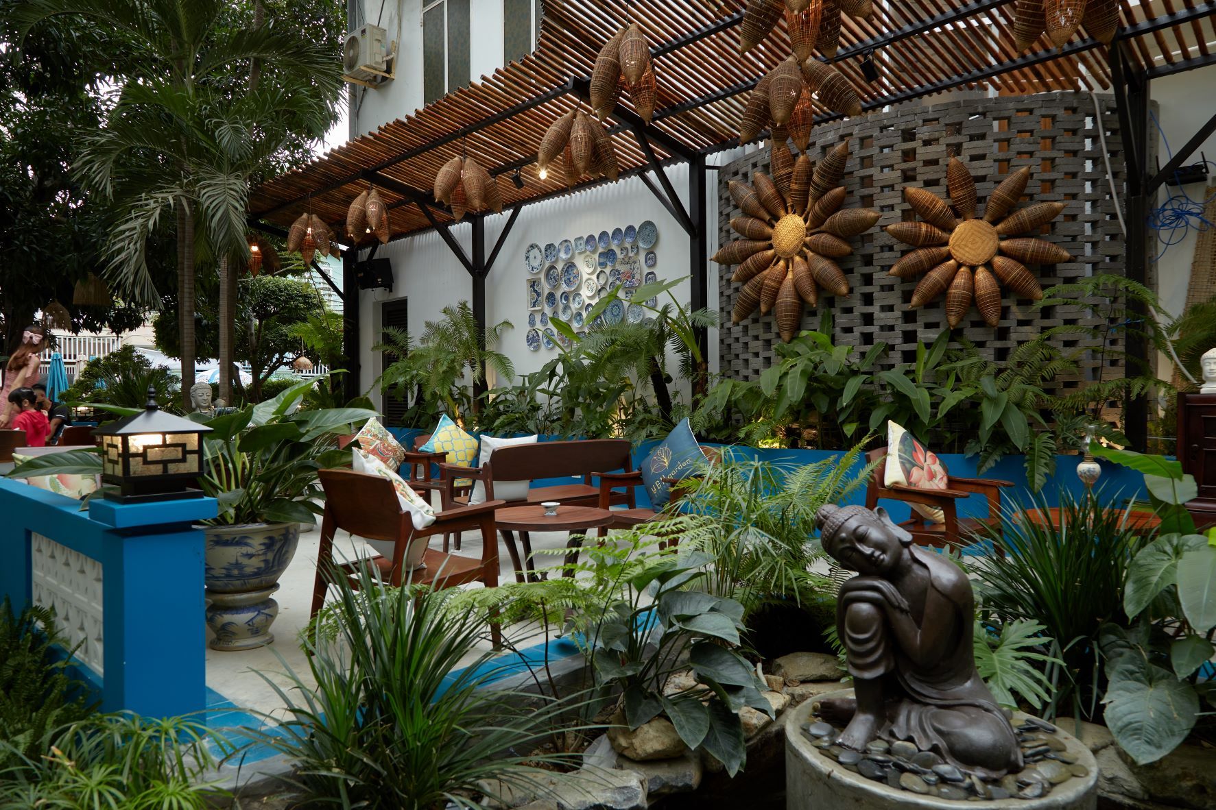 A traditional setting with outbursts of color and linear shapes gives off a contemporary twist.