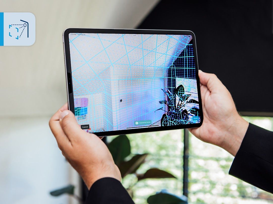 Mani che sorreggono un iPad che mostra la funzione Scan-to-Design di SketchUp