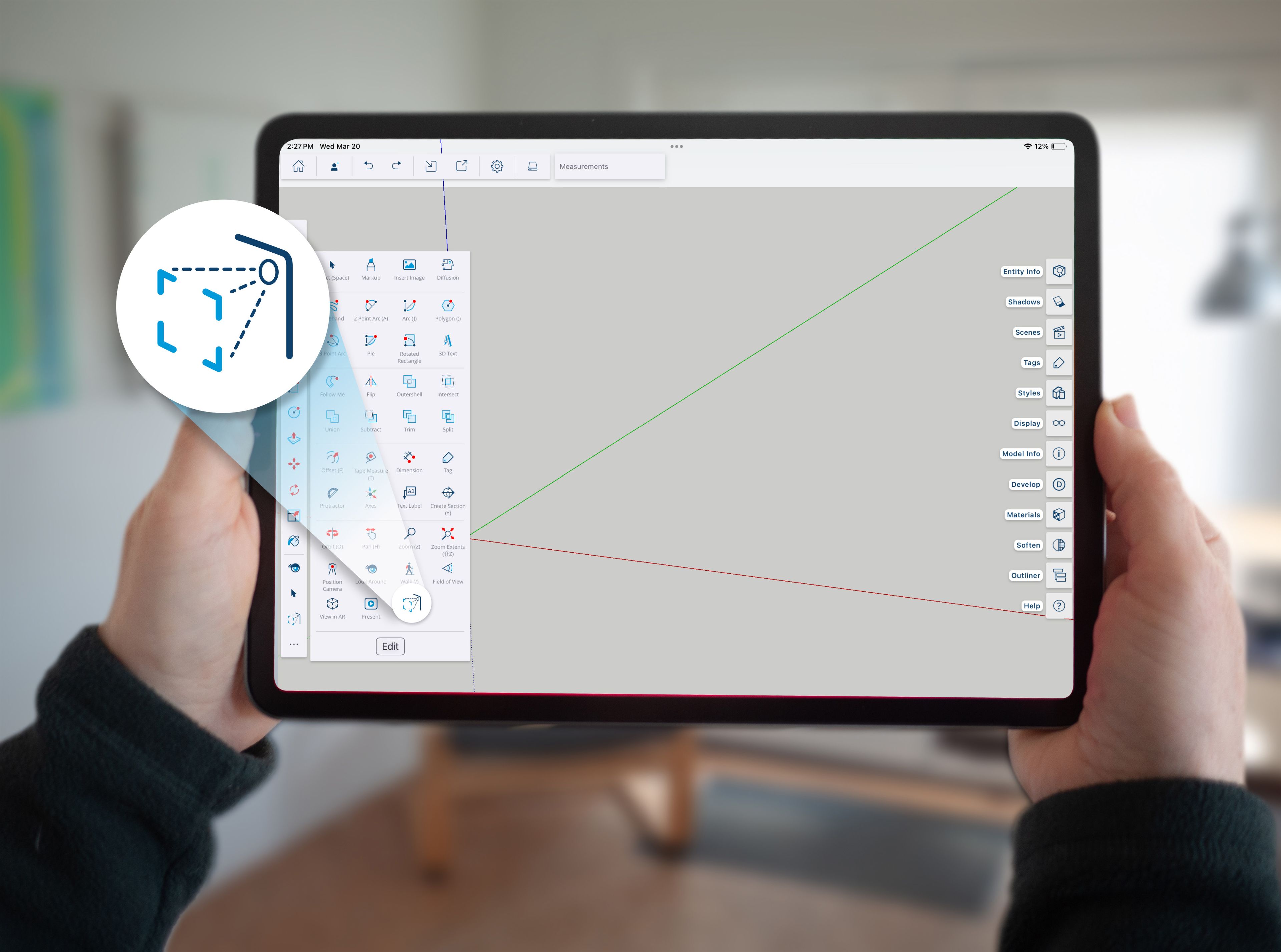 Mani che sorreggono un iPad che mostra l'interfaccia utente di SketchUp