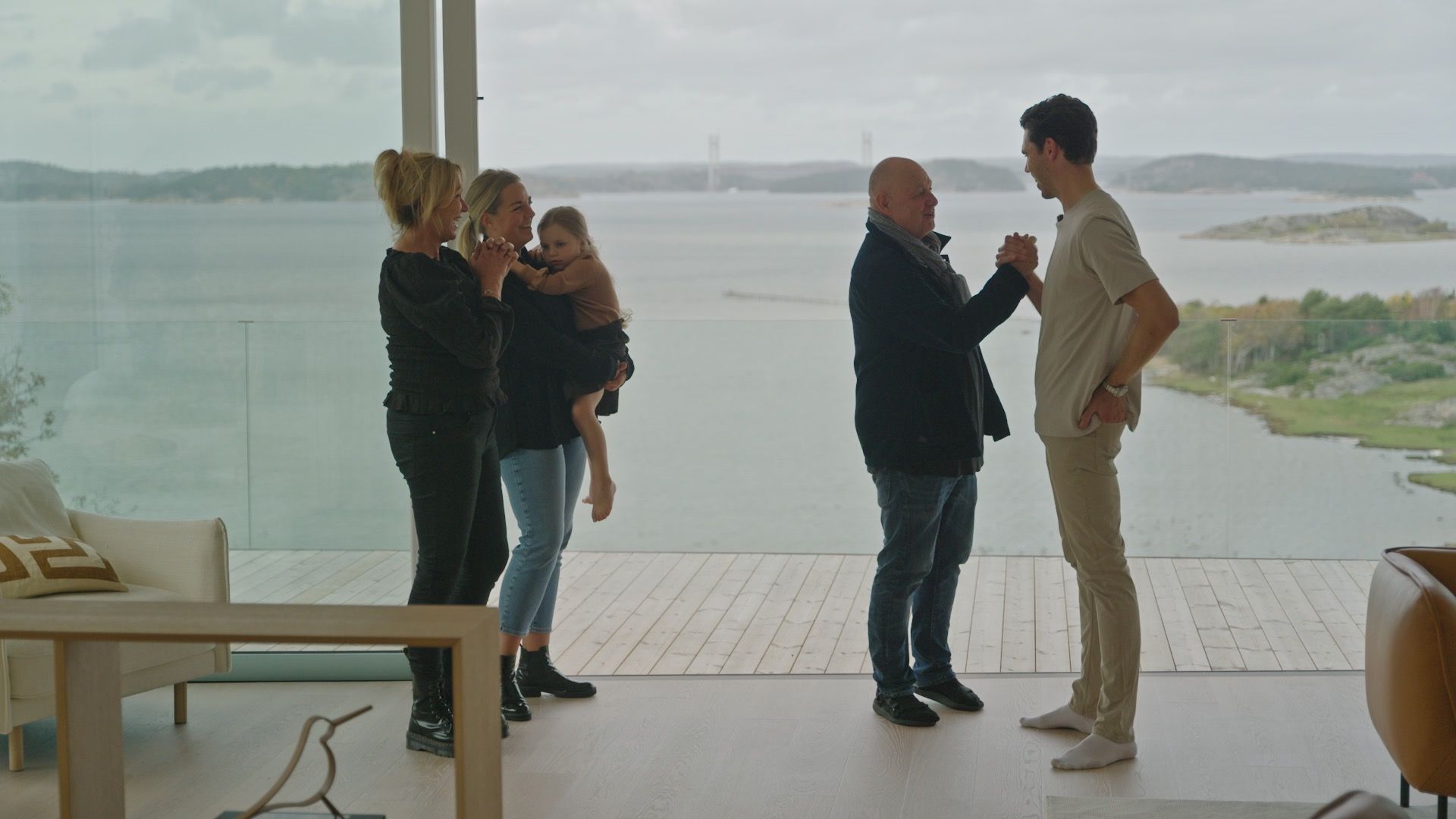 Still of Linus’ family in their home on Husdrömmar.