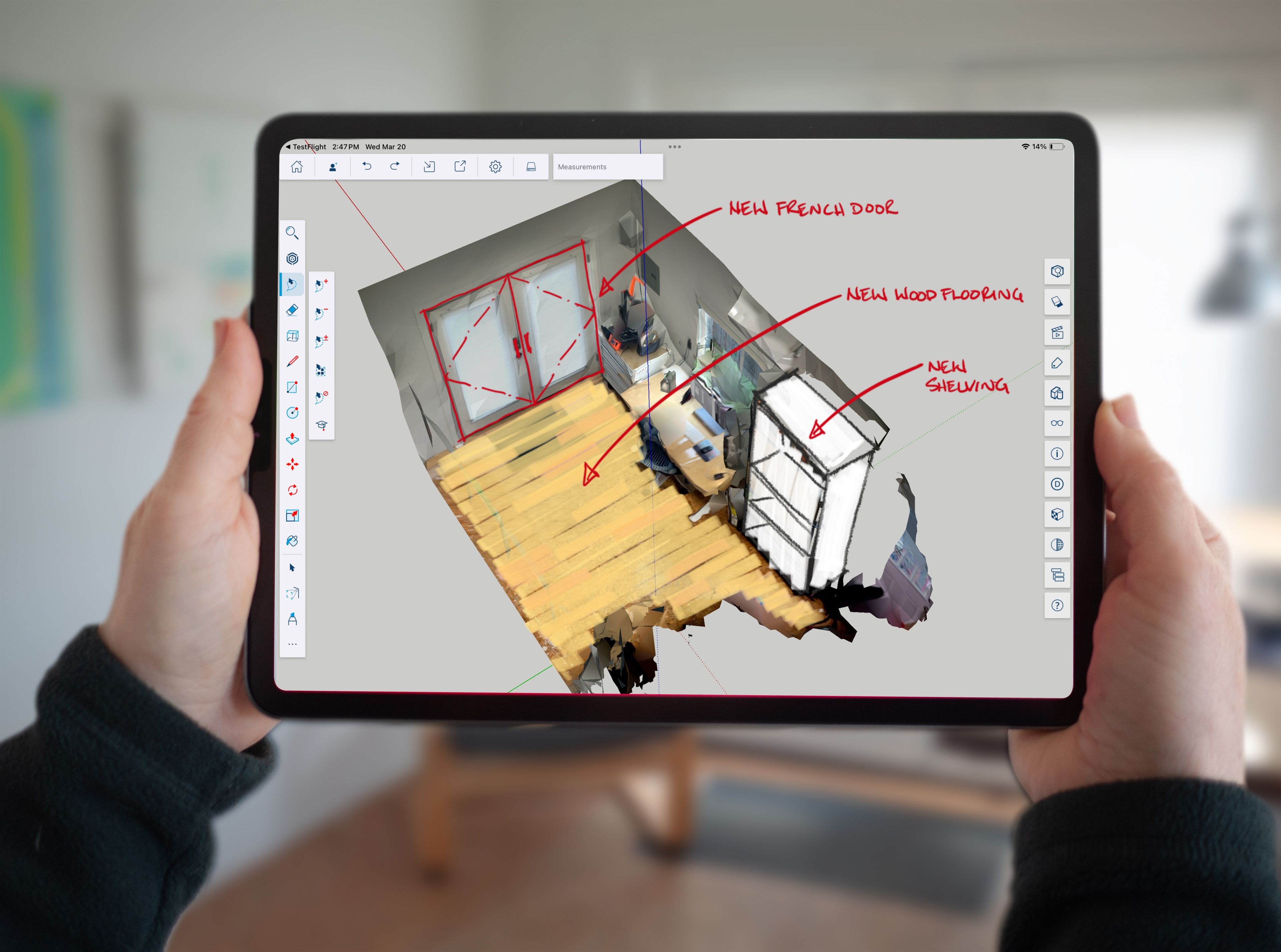 Mani che sorreggono un iPad che mostra una scansione con annotazioni e idee di progettazione in SketchUp