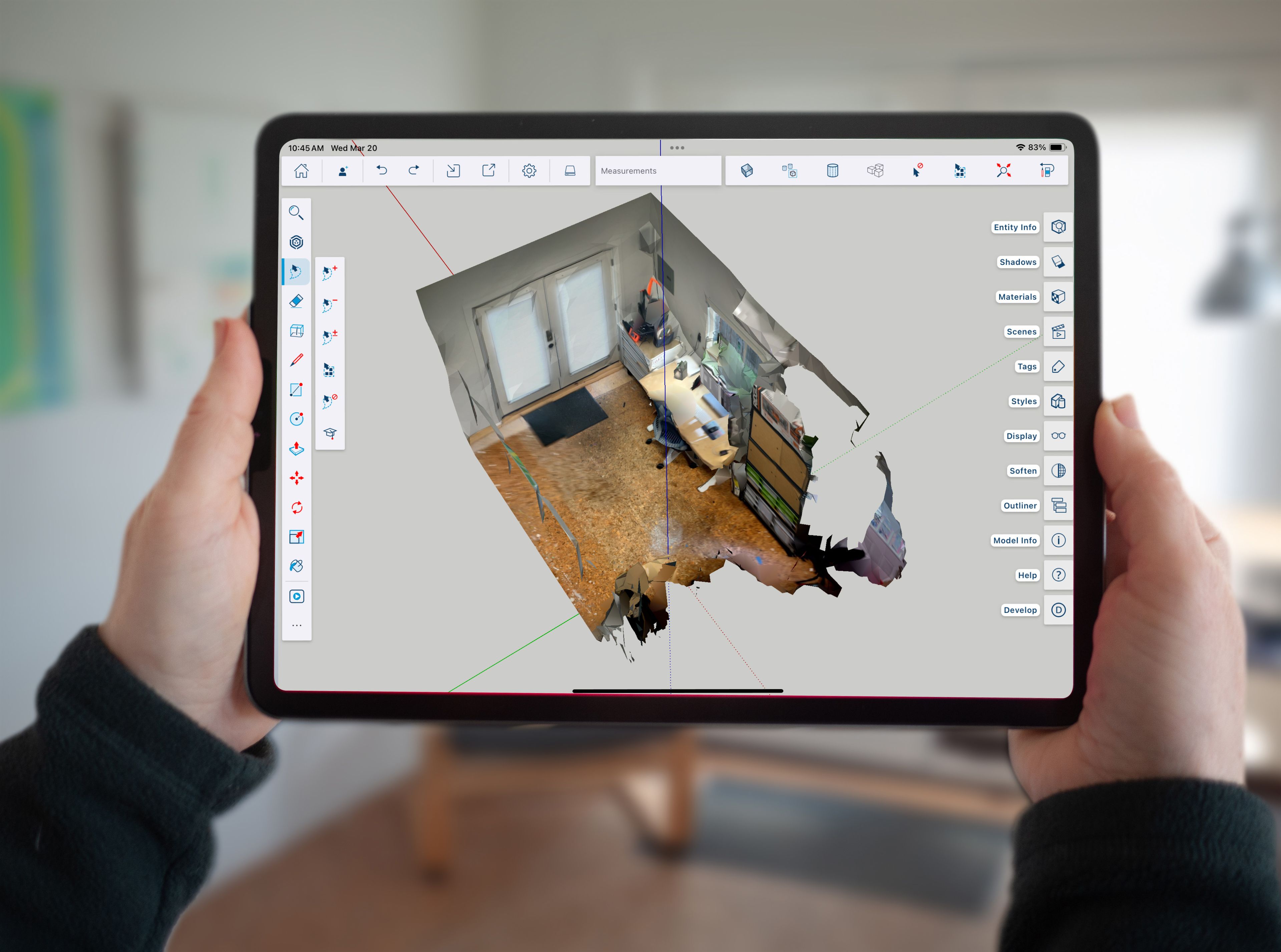 Mani che sorreggono un iPad che mostra una scansione in SketchUp