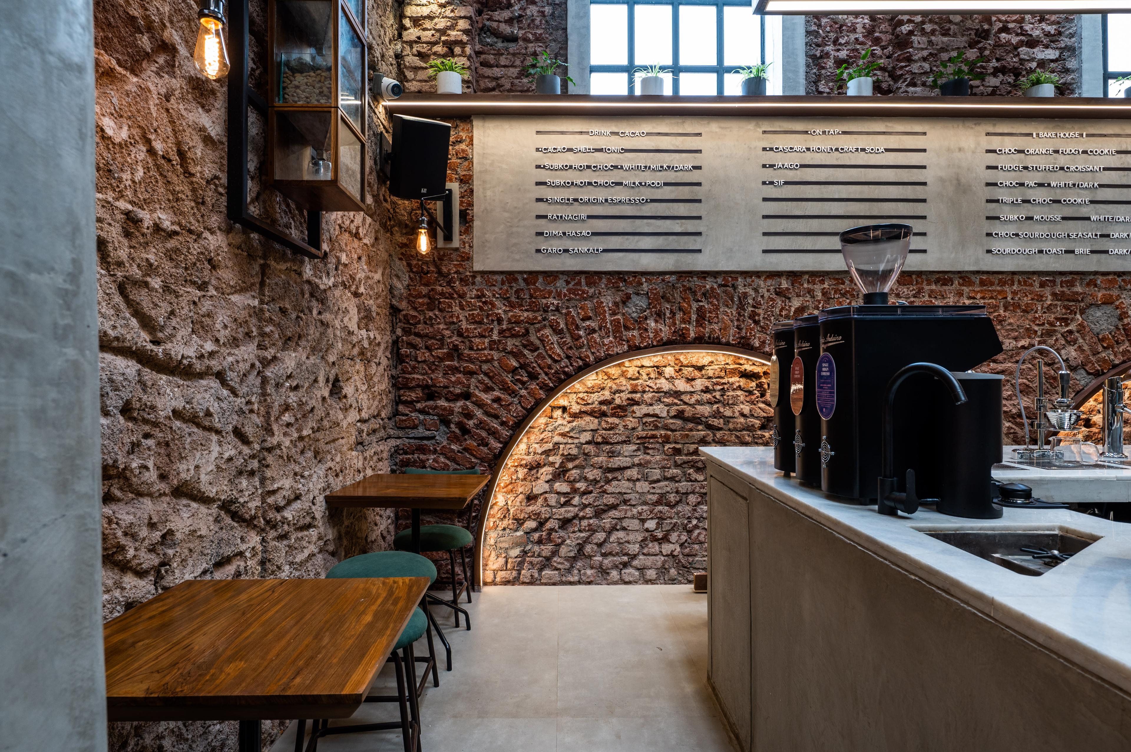 coin café montrant des murs en brique apparente dans la zone assise
