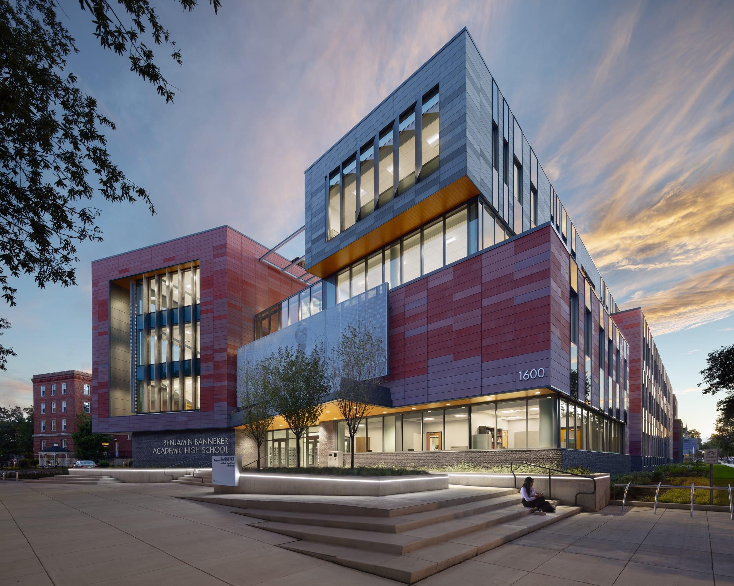 Benjamin Banneker High School (escuela secundaria), edificio de líneas modernas con una fachada de color rojo