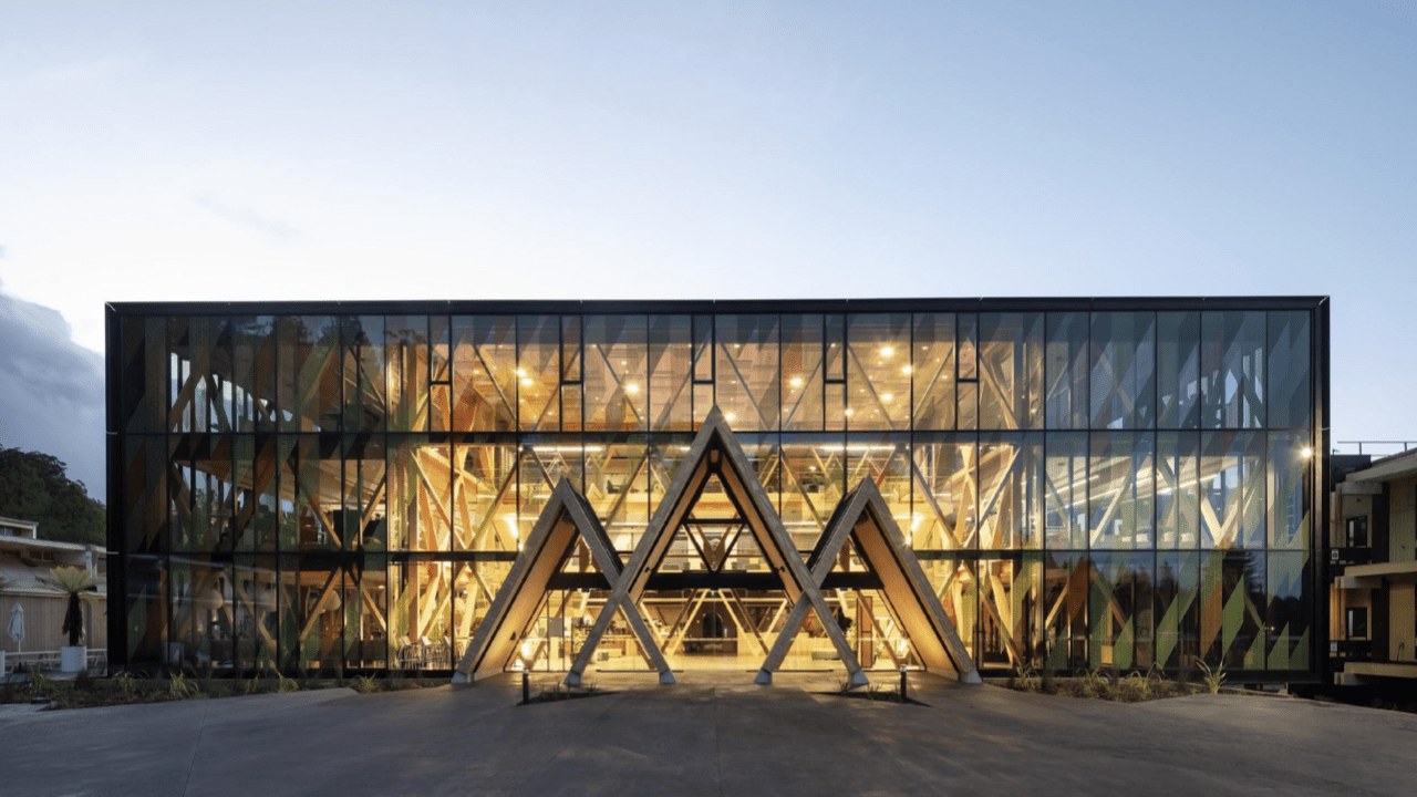 Edifício com design inovador e formas triangulares
