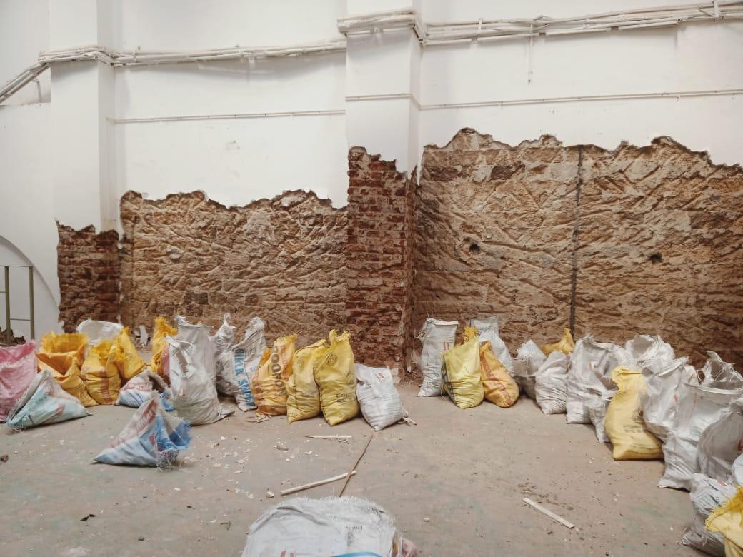 Image du chantier faisant apparaître le mur en brique sous le plâtre et la peinture