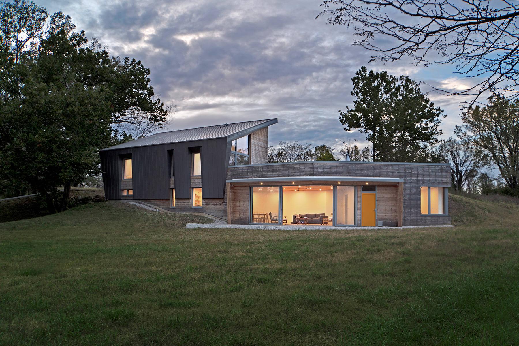 Bâtiment moderne sur une parcelle d'herbe